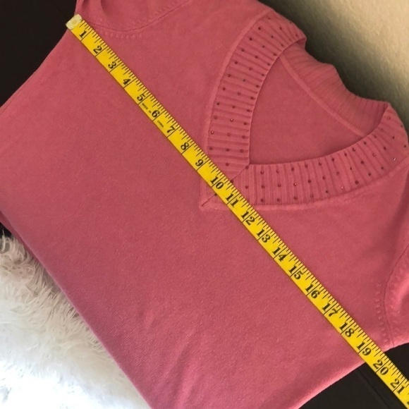 V-neck pullover Sweater Size Medium - Picture 8 of 8